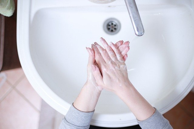 umývání rukou nad umyvadlem