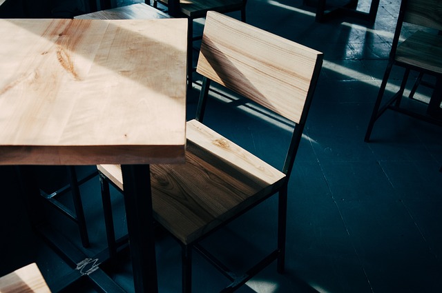 stůl a stolička.jpg