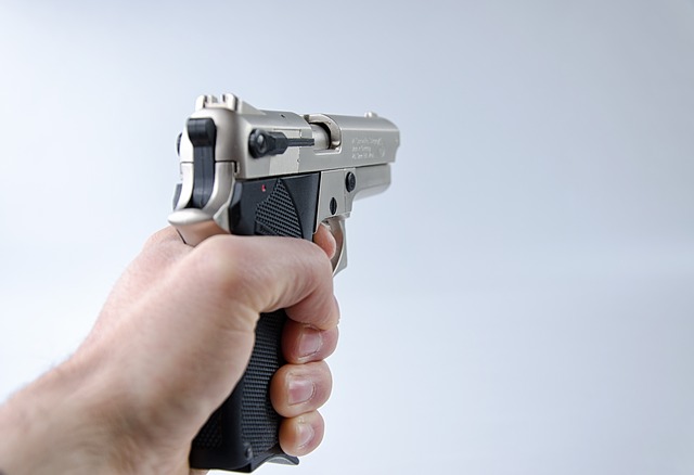 ruka s pistolí